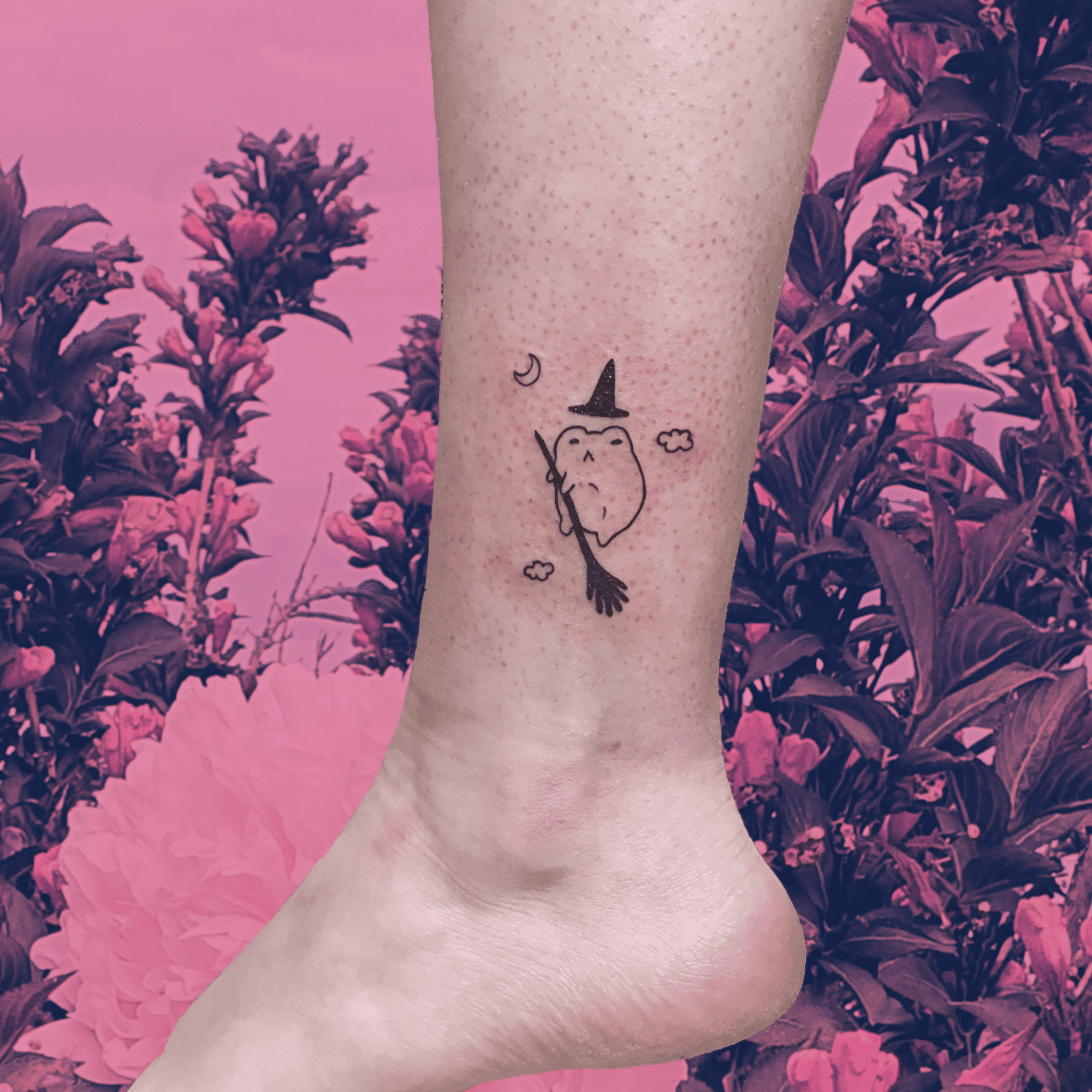 Tatouage d'une grenouille sorcière sur son balais